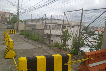 Acción. Hoy se colocaron muros de contención en la parte superior del socavón.