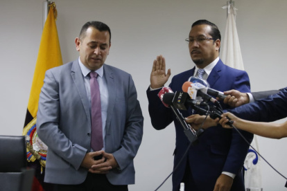 El consejero Francisco Bravo (i) tomó posesión de Hernán Ulloa como presidente del Consejo.