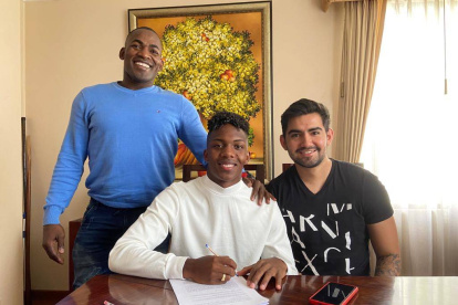 El delantero ecuatoriano Djorkaeff Reasco (c) firmó por tres temporadas con Newell" de Argentina.