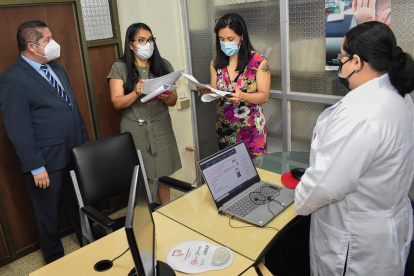 Miembros del Caces evalúan la carrera de Derecho. desde hace tres años.