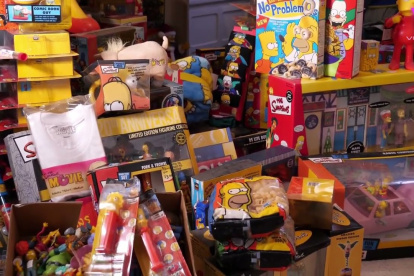 La colección ha ocupado la habitación libre de la casa de Glyn, así como todo su ático, que está lleno hasta los topes de artículos de Los Simpsons.