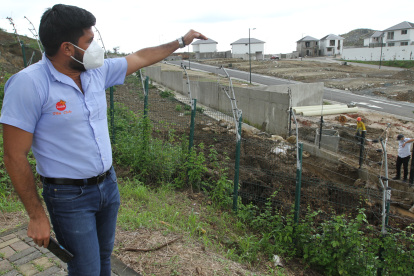 Geovanny Gordillo, gerente de la etapa Luna, de Villa Club, muestra los daños ocasionados por los trabajos de construcción de casas que se realizan en una urbanización colindante.
