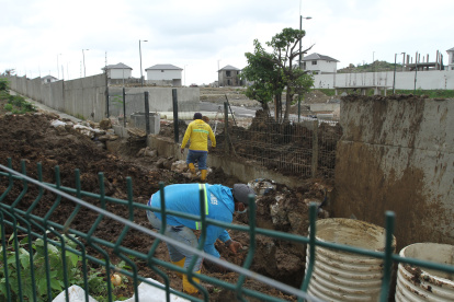 miento. Geovanny Gordillo, gerente de la etapa Luna, de Villa Club, muestra los daños ocasionados por los trabajos de construcción de casas que se realizan en una fase colindante 2. Reparación. Cuadrillas de obreros del Municipio de Daule y de la urbanización Vistana colocan tuberías de aguas lluvias de mayor diámetro.