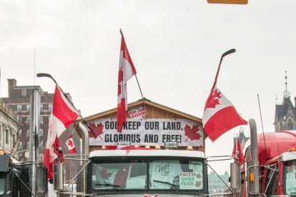 Manifestantes antivacunas bloquean  una calle frente al edificio del Parlamento canadiense en Ottawa, Ontario (Canadá). Tras once días de protestas del movimiento antivacunas, que bloquea con camiones pesados el centro de Ottawa y el principal punto fronterizo con Estados Unidos, los manifestantes aseguran que no abandonarán su movilización hasta que caiga el Gobierno del primer ministro, Justin Trudeau. EFE/Julio César Rivas