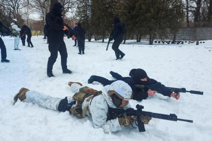 Varios cientos de civiles ucranianos armados con fusiles de madera juegan a la guerra en las ruinas de una antigua fábrica de tractores en Kiev, donde aprenden los rudimentos de la defensa de la ciudad en caso de invasión rusa. A la fábrica ATEC, convertida en centro de entrenamiento del batallón ultranacionalista Azov, formación paramilitar que combatió contra las milicias prorrusas en el este del país y ahora está integrada en el Ejército, acuden más de quinientos hombres y mujeres.- EFE/Fernando Salcines