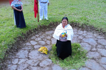 El lugar es sagrado y las mujeres llevan flores al templo. / Maribel Rojas