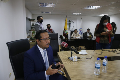 Hernán Ulloa asumió ayer la presidencia del organismo por decisión de la nueva mayoría. Almeida (al fondo) dice que la designación es ilegal.