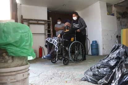 Luis Iza todavía se moviliza en silla de ruedas debido a sus heridas, con la ayuda de su esposa.