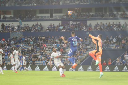 Tanto Emelec como Millonarios lucieron equilibrados en los primeros compases, hasta que al minuto 44 los dueños de casa rompieron la paridad y marcaron el gol de la victoria.