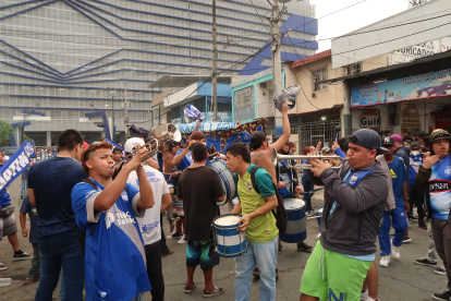 Desde las 17:00 en los alrededores del estadio George Capwell se observó un movimiento más intenso de hinchas que llegaron a alentar al equipo.