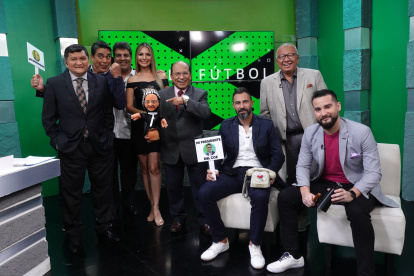 Parte de la banda de Esto es fútbol de Marca 90: Wachito Sánchez, Diego Arcos, Pocho Borbor, Nadia Manosalvas, Ufredo Borbor, Esteban Dreer, Carlos Víctor Morales y Carlos Gálvez.