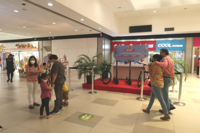 Empezaron las compras por el Día del Amor y de la Amistad en los centros comerciales.