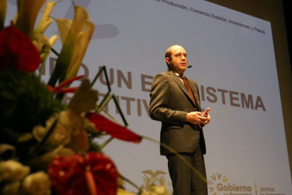 El ministro de Producción, Julio José Prado, presentó la propuesta de clústers en la Universidad San Francisco de Quito.