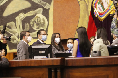 La presidenta de la Asamblea Guadalupe Llori y la vicepresidenta Yeseña Guamaní fueron las encargadas de posesionar a los nuevos jueces.