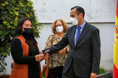 El ministro de Relaciones Exteriores y Movilidad Humana, Juan Carlos Holguín (d), entrega el pasaporte a Mónica Pérez (i)