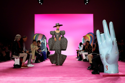 Fotografía de archivo fechada el 6 de febrero de 2020 donde aparece una modelo mientras luce una prenda de la colección del diseñador estadounidense Christian Siriano