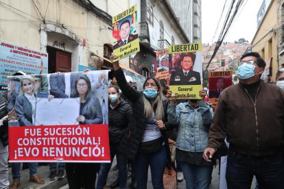 Carolina Ribera (c), hija de la expresidenta interina de Bolivia, Jeanine Áñez, participa de un plantón frente al Tribunal Primero de Sentencia Anticorrupción