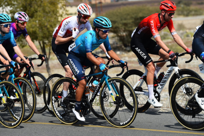 En menos de tres meses el ciclista ecuatoriano (c) pasó de la plantilla de desarrollo del Astana a integrar el equipo élite.