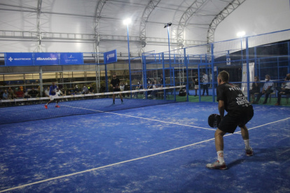 Nicolás Lapentti y Peter Alonso-Martínez en acción.