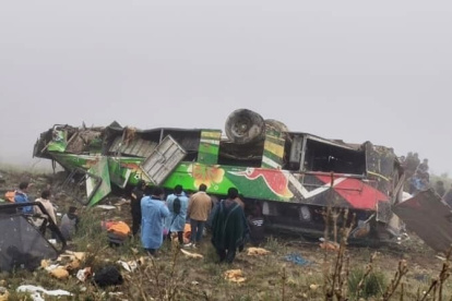 Fotografía cedida por New Noticias que muestra el bus accidentado hoy en una zona rural de la provincia de Pataz. Al menos 20 personas fallecieron y otras 33 resultaron heridas.