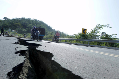 2016. El terremoto de 7,8 grados en la escala de Richter que sacudió a Ecuador afectó varias carreteras.