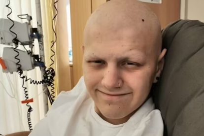 Rhys Langford (en la foto en el hospital recibiendo tratamiento) comenzó a recomendar fondos para que Jacob Jones pudiera recibir tratamiento para el neuroblastoma en Estados Unidos