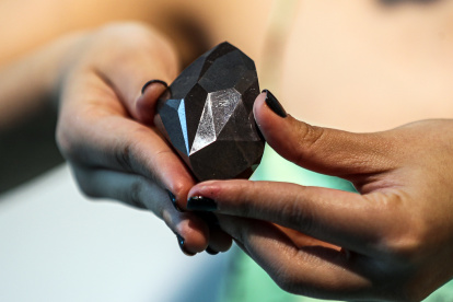 Vista de una presentación de Sotheby"s del diamante negro "Enigma", de 555,55 quilates