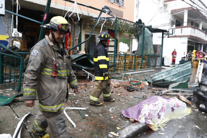 Deceso. El cadáver del cuidador de carros Jorge Asencio Pérez quedó sobre la vereda. Fue una de las tres víctimas mortales de la explosión. El siniestro ocurrió en un restaurante de la ciudadela.