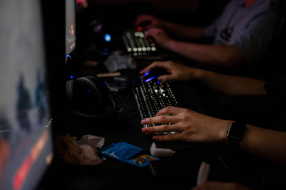 Según señaló el pasado año el jefe del equipo de la OMS que recopiló la lista, Robert Jakob, signos como no poder parar de jugar en internet o con una consola, desatender las amistades o el trabajo a causa de ello, en periodos superiores a un año, pueden ser síntomas de esta adicción.