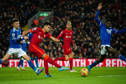 El colombiano Luis Díaz tuvo una gran presentación con el Liverpool ante el Leicester.