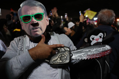 Fotografía de archivo del 23 de agosto de 2019 que muestra a un manifestante con una máscara alusiva al presidente de Brasil, Jair Bolsonaro, durante una protesta por su política frente a la Amazonía, en Sao Paulo (Brasil).