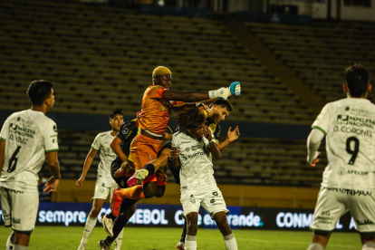 Orense derrotó a Guaraní en el estadio Olímpico Atahualpa y se quedó con el liderato del grupo C