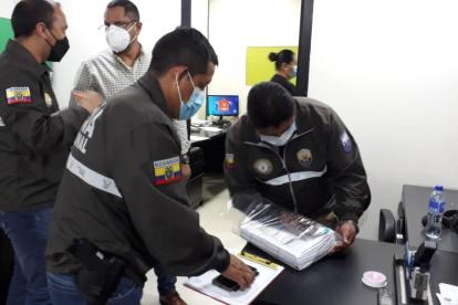 Momento en que se hace el registro de documentación vinculada con la denuncia.