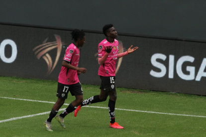 Maikel Caicedo (15) celebra el primer gol de los rayados ante Blooming.