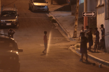 Los niños solo pueden estar en las calles hasta que hay luz natural