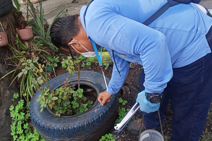 Funcionario del MSP durante un control vectorial en la ciudadela La Alborada el pasado 9 de febrero.