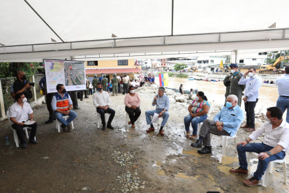 Encuentro. Jonathan Molina, alcalde de Balao (i), escucha los reclamos del presidente Guillermo Lasso (d).