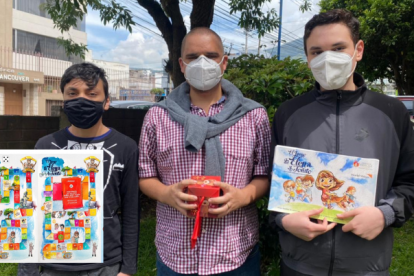 Niños parte del club de programación Gobots