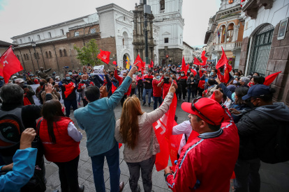Cientos de profesores ecuatorianos fueron registrados este viernes al protestar contra las políticas educativas y salariales del Gobierno