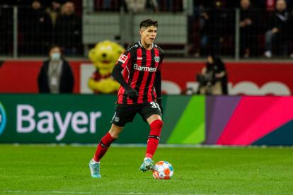 El defensa ecuatoriano Piero Hincapié como titular en Bayer Leverkusen contra Stuttgart en la Bundesliga