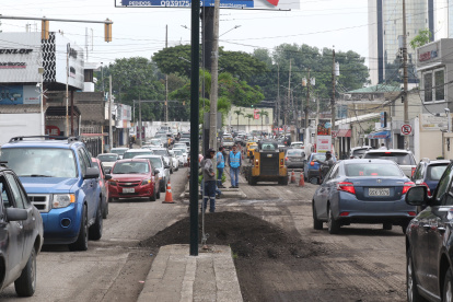 12-02-2022-Congestionamiento a la altura del policentro por trabajos de asfalto