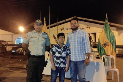 Acción. Autoridades realizaron un acto simbólico para agradecerle al menor y entregaron obsequio.