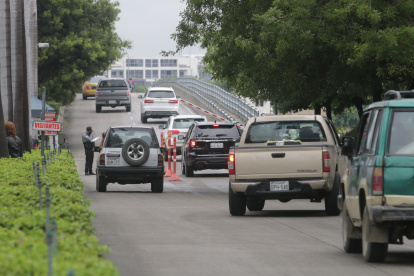 CAOS VEHICULAR Y TRANSEUNTES EN LA ENTRADA A LA ISLA MOCOLI PERIODISTA : JUAN DANIEL PONCE FECHA : 09/02/2022 Agencia (ag-extra)
