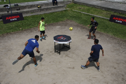 El foot table no tiene una cancha para cada equipo. Se puede correr en todas las direcciones.