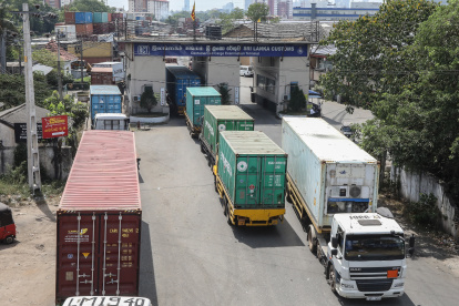 Importaciones. Los comerciantes dicen que cerca de 1.500 contenedores de alimentos quedaron atascados en el puerto de Colombo, debido a la escasez de dólares para pagar.