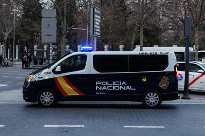 Un vehículo de Policía Nacional el día en que ha comenzado un plan específico contra las bandas juveniles, en Atocha, a 10 de febrero de 2022, en Madrid