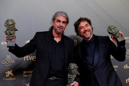 Fernando León de Aranoa y Javier Bardem posan con los Goya conseguidos.