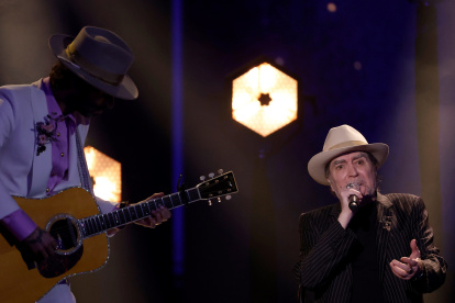 Joaquín Sabina acompañado por Leiva a la guitarra.