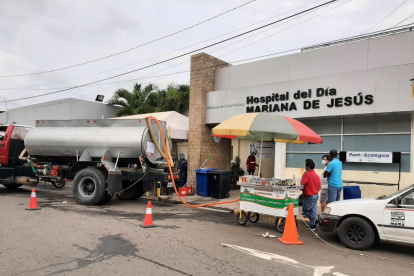 Interagua abasteció del líquido vital a los hospitales de la ciudad.