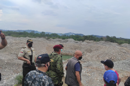 Operación. Los ministros de Defensa Luis Hernández y de Gobierno Alexandra Vela, en el sitio de la minería ilegal.